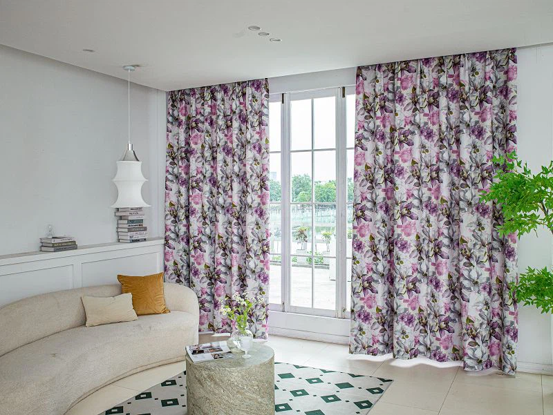 Prosas lina aizkaru audums ar liliju rakstu